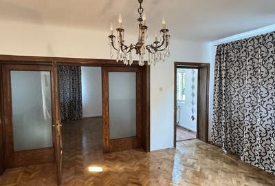Casă cu 6 camere cu Teren 1000 Mp în Vest