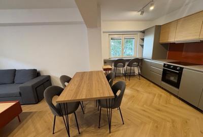 Apartament cu 3 camere semidecomandat, mobilat în P-ța Victoriei