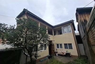 Casă cu 5 camere cu Teren 240 Mp în Central