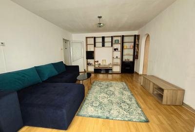Apartament cu 3 camere semidecomandat, mobilat în Micro 4