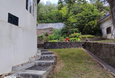 Casă cu 4 camere cu Teren 1083 Mp în Central