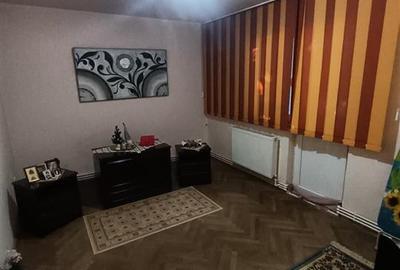 Apartament cu 3 camere decomandat în Apollo