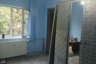 Apartament cu 3 camere semidecomandat în Vest