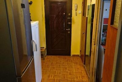 Apartament cu 3 camere semidecomandat în Rahova
