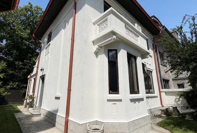 Casă cu 8 camere cu Teren 200 Mp în Capitale