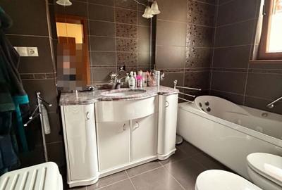 Casă cu 3 camere cu Teren 385 Mp în Central - 1