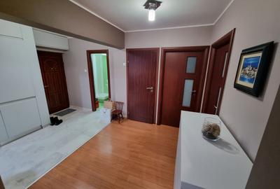Apartament cu 4 camere semidecomandat, mobilat în CET - 27