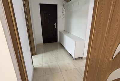 Apartament cu 3 camere decomandat în Între Lacuri