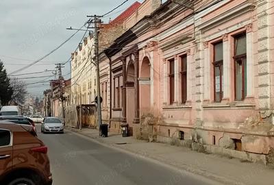 Casă cu 7 camere cu Teren 100 Mp în Central - 1