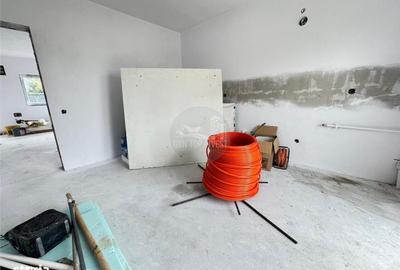 Casă cu 4 camere în Șura Mică