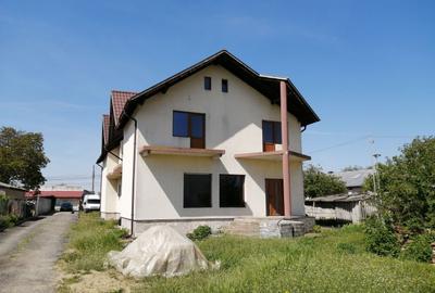Casă individuală cu 4 camere cu Canalizare în 1 Decembrie - 1