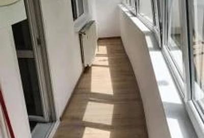 Apartament cu 2 camere decomandat în Tractorul