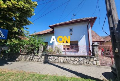 Casă individuală cu 5 camere cu Canalizare în Cetate
