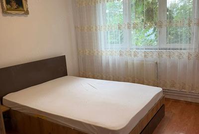 Apartament cu 3 camere semidecomandat în Gorjului