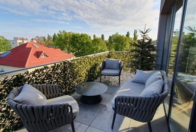 Apartament cu 3 camere, mobilat în Tei
