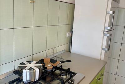 Apartament cu 3 camere decomandat în Podu Roș