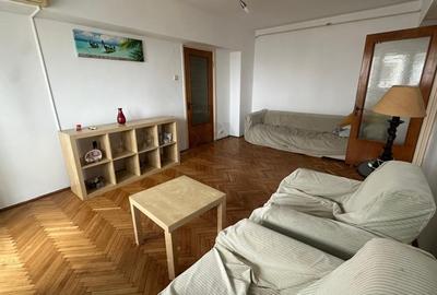 Apartament cu 3 camere semidecomandat în 1 Mai