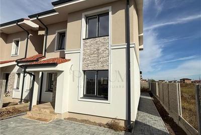 Duplex cu 4 camere cu Canalizare în Moșnița Nouă