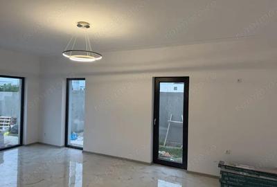 Casă cu 4 camere cu Teren 265 Mp în Malu Mare