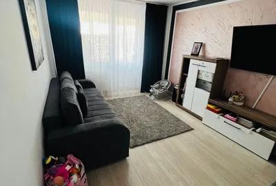 Apartament cu 3 camere decomandat, mobilat în Rovine