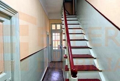 Casă cu 4 camere în Central