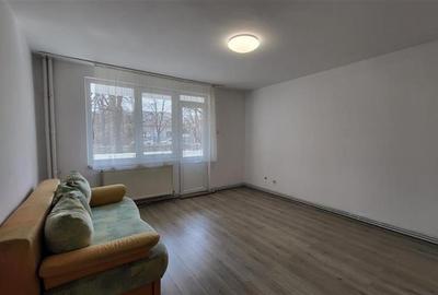 Apartament cu 3 camere semidecomandat în Tudorul Vechi