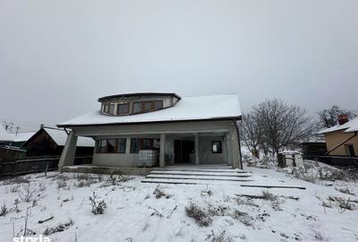 Casă cu 4 camere cu Teren 2300 Mp în Central - 9