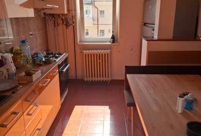Apartament cu 3 camere decomandat, mobilat în Mihai Viteazul