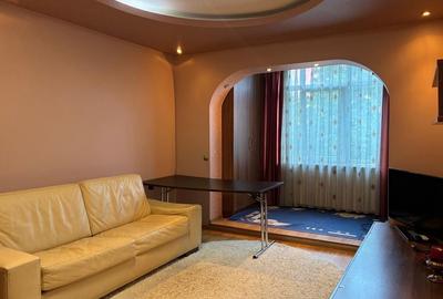 Apartament cu 3 camere semidecomandat în Podu Roș
