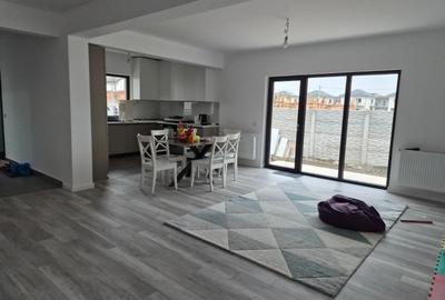 Casă individuală cu 5 camere cu Canalizare în Central