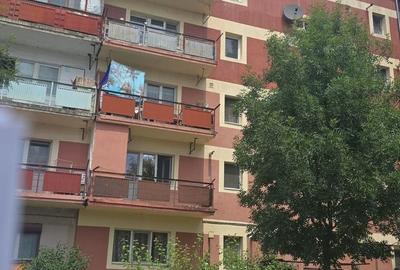 Apartament cu 4 camere decomandat în Micro 16