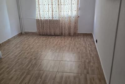 Apartament cu 3 camere semidecomandat în Sebastian