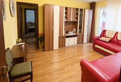 Apartament cu 3 camere semidecomandat în Calea București