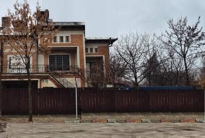 Casă individuală cu 5 camere cu Canalizare în 1 Mai