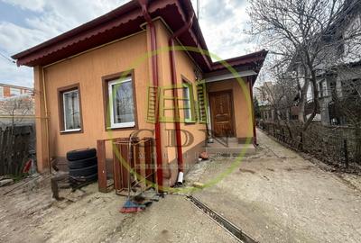 Casă individuală cu 4 camere cu Canalizare în Rovine