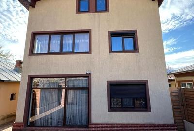 Casă cu Teren 400 Mp în Central - 2