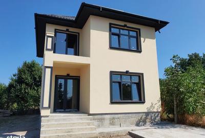 Casă cu 4 camere în Lumina
