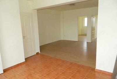 Apartament cu 3 camere decomandat în Tineretului