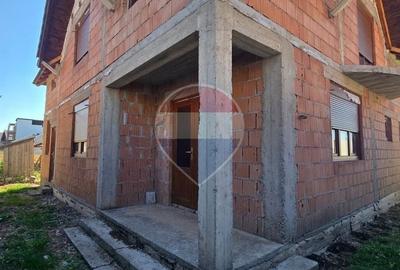 Casă cu 4 camere cu Teren 301 Mp în Intim