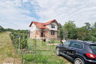 Casă cu 4 camere cu Teren 2000 Mp în Central