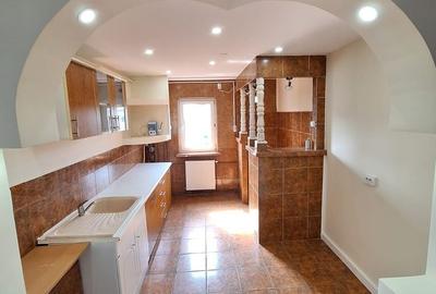 Apartament cu 4 camere decomandat în Craiovița Nouă