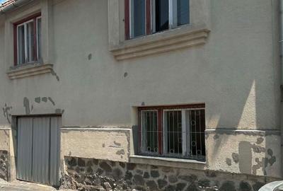 Casă cu 4 camere cu Teren 200 Mp în Central