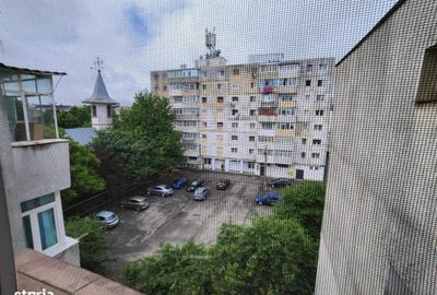 Apartament cu 3 camere decomandat în Narcisa
