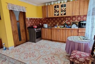 Casă cu 5 camere cu Teren 2000 Mp în Central - 2