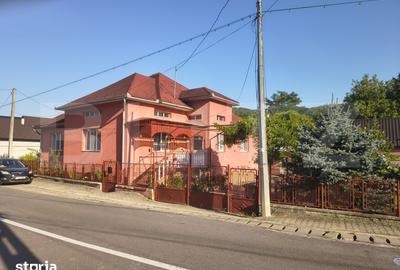 Casă cu 6 camere cu Teren 1325 Mp în Central