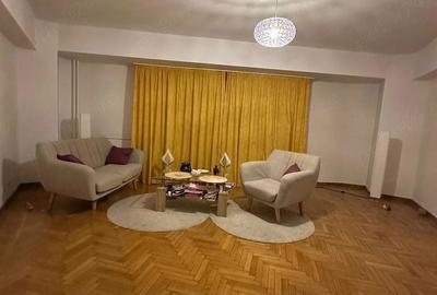 Apartament cu 3 camere semidecomandat, mobilat în Calea Victoriei