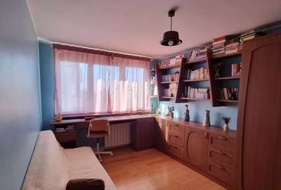 Apartament cu 3 camere semidecomandat în Vatra Luminoasă