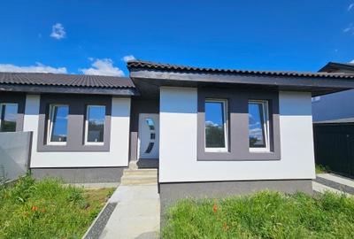 Duplex cu 4 camere cu Canalizare în Parța