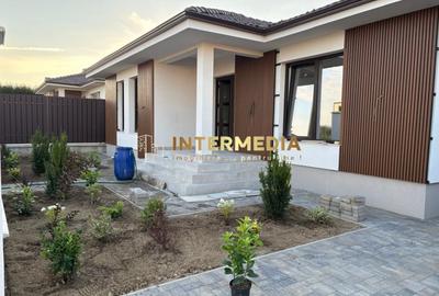 Casă individuală cu 4 camere cu Canalizare în Cetate