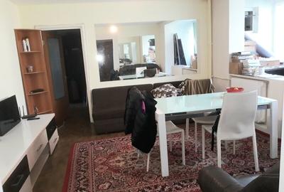 Apartament cu 3 camere semidecomandat în Colentina